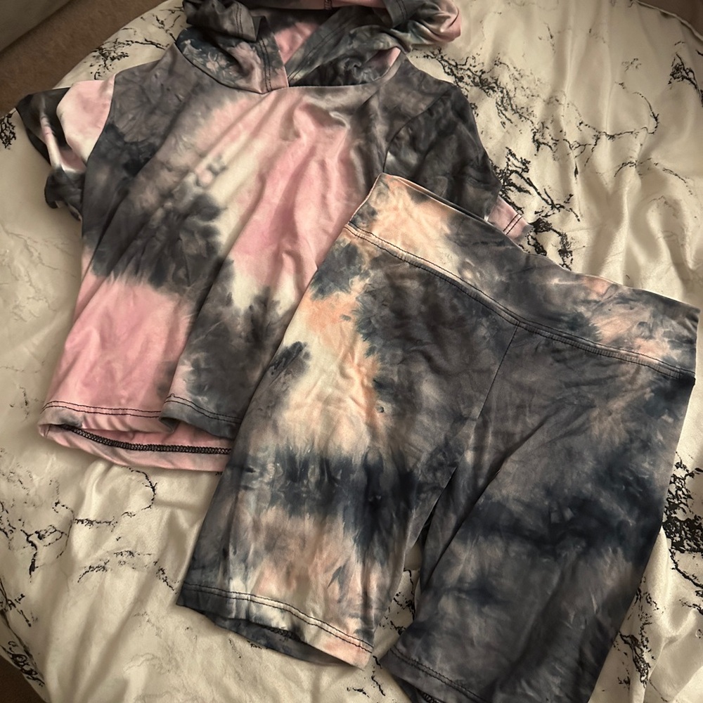 Sweet size small biker shorts and short sleeve shirt with hood set good conditio